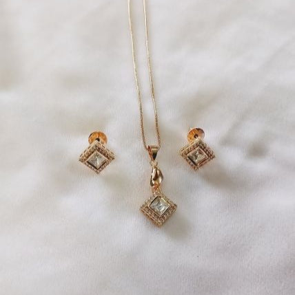 Kundan Firaki Pendant Set in Diamond shape with similar Earrings