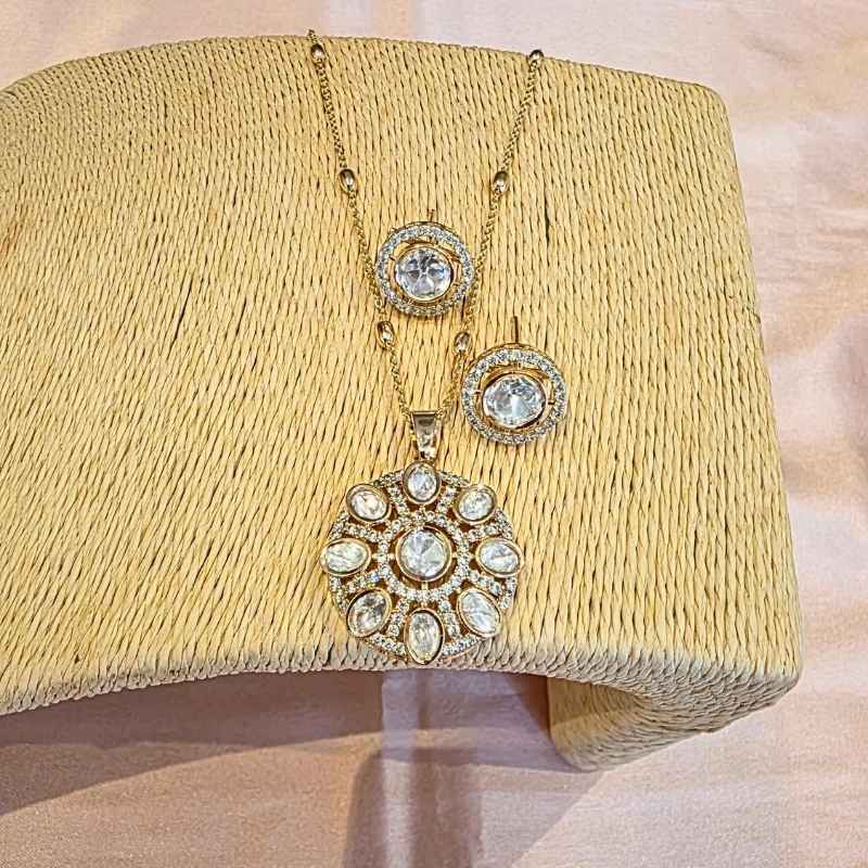 Gold Gamini Kundan Pendant Set