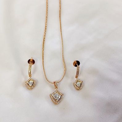 Gold Kalapi Kundan Pendant Set