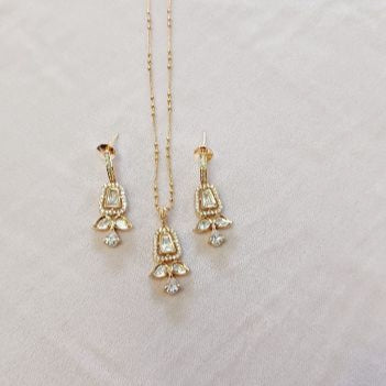 Kundan Pranvi Pendant Set in Gold Finish
