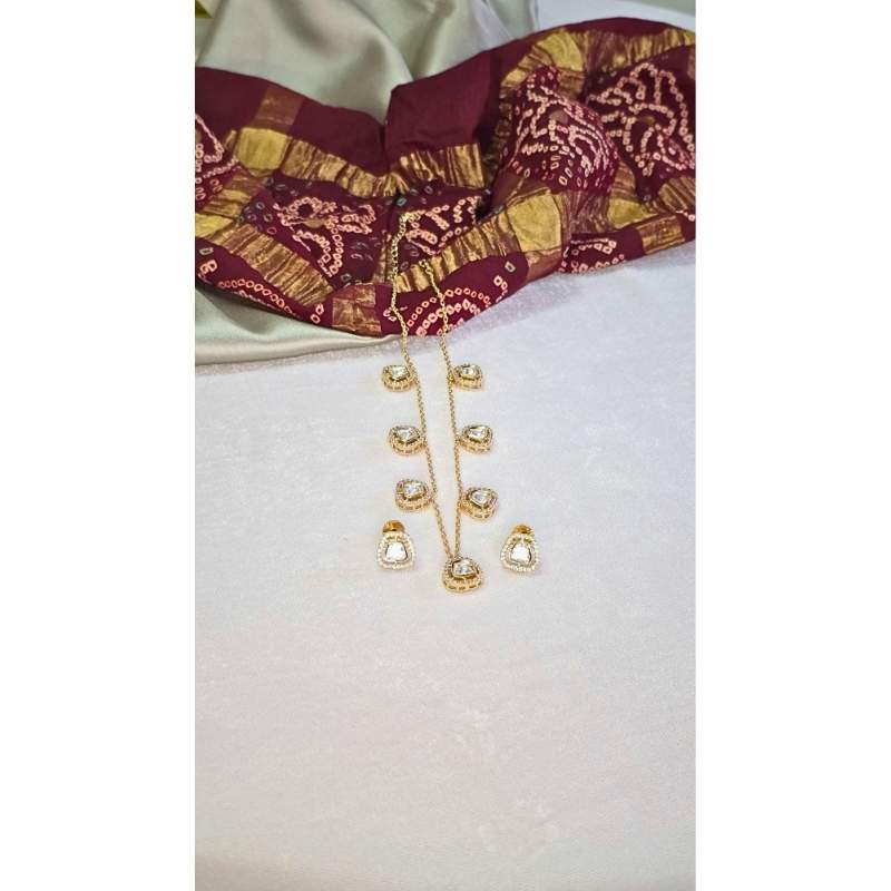 Gold Sameera Kundan Pendant Set