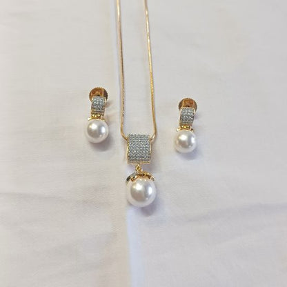 Gold Samora Diamond Pendant Set