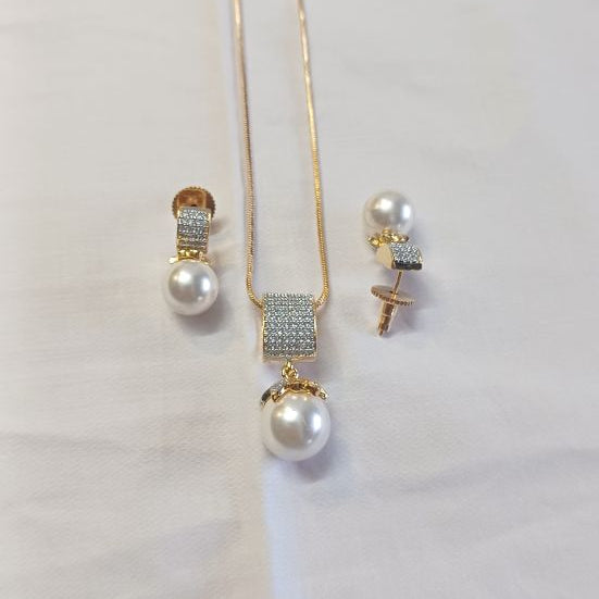 Gold Samora Diamond Pendant Set