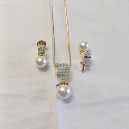 Gold Samora Diamond Pendant Set