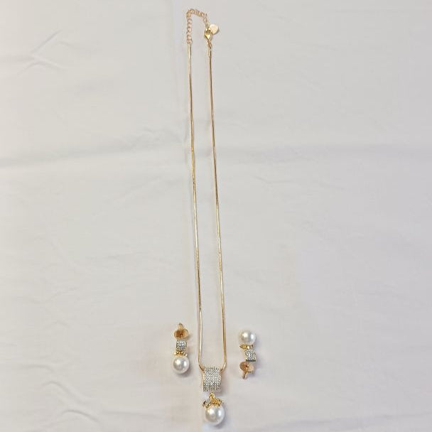 Gold Samora Diamond Pendant Set