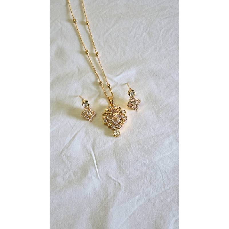 Gold Shriya Kundan Pendant Set
