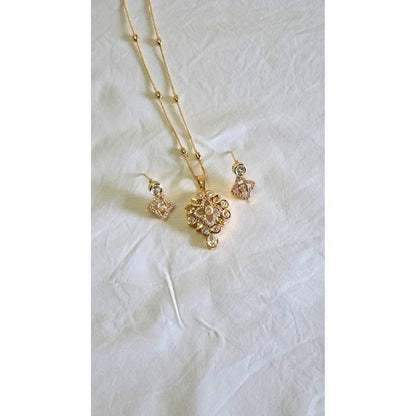 Gold Shriya Kundan Pendant Set