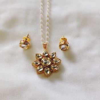 Kundan Shuri Pendant Set with Pearl Chain