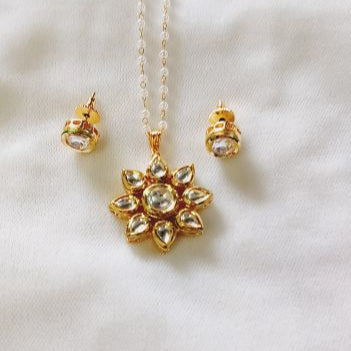 Gold Shuri Kundan Pendant Set