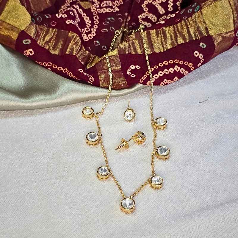 Gold Solara Kundan Pendant Set
