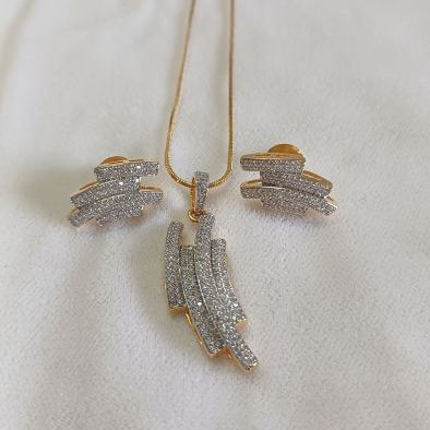 Gold Yuni Diamond Pendant Set