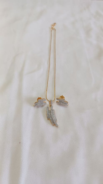 Gold Yuni Diamond Pendant Set