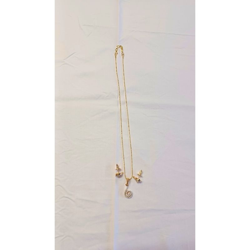 Gold Aditri Diamond Pendant Set