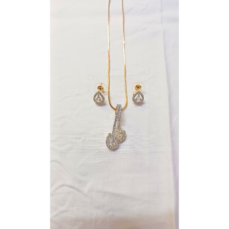 Gold Bharti Diamond Pendant Set