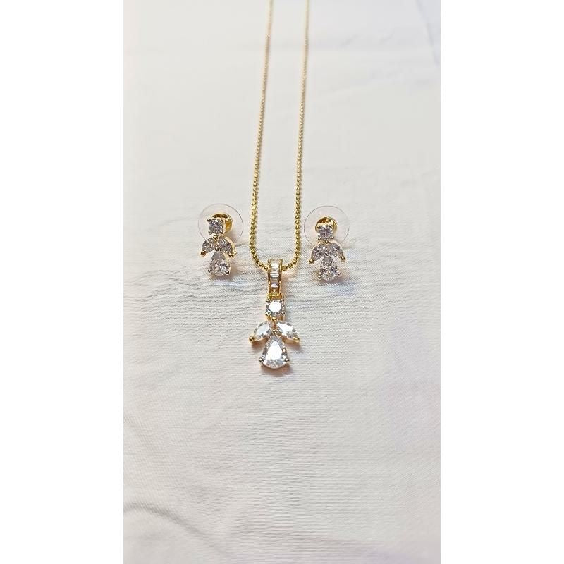 Gold Bhoomi Diamond Pendant Set