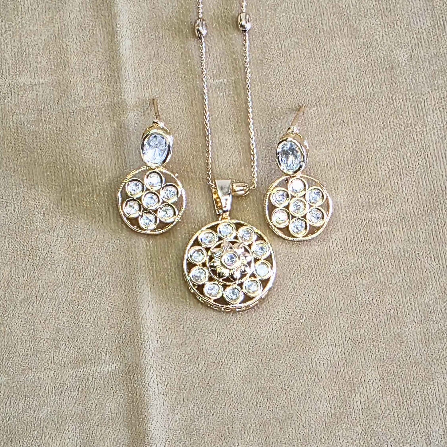 Gold Pami Kundan Pendant Set