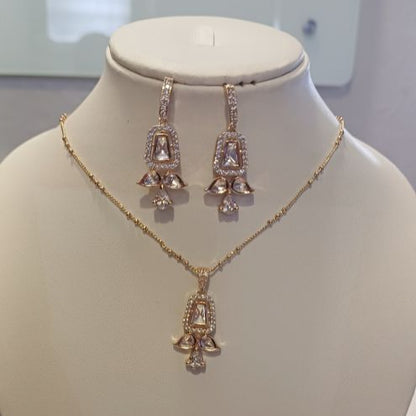 Gold Pranvi Kundan Pendant Set