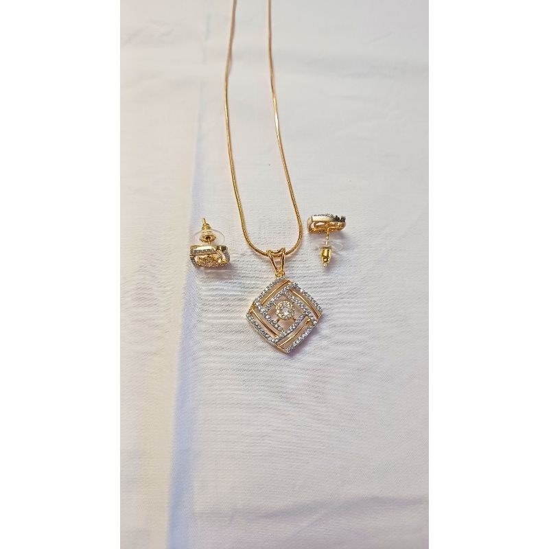 Gold Riddhi Diamond Pendant Set