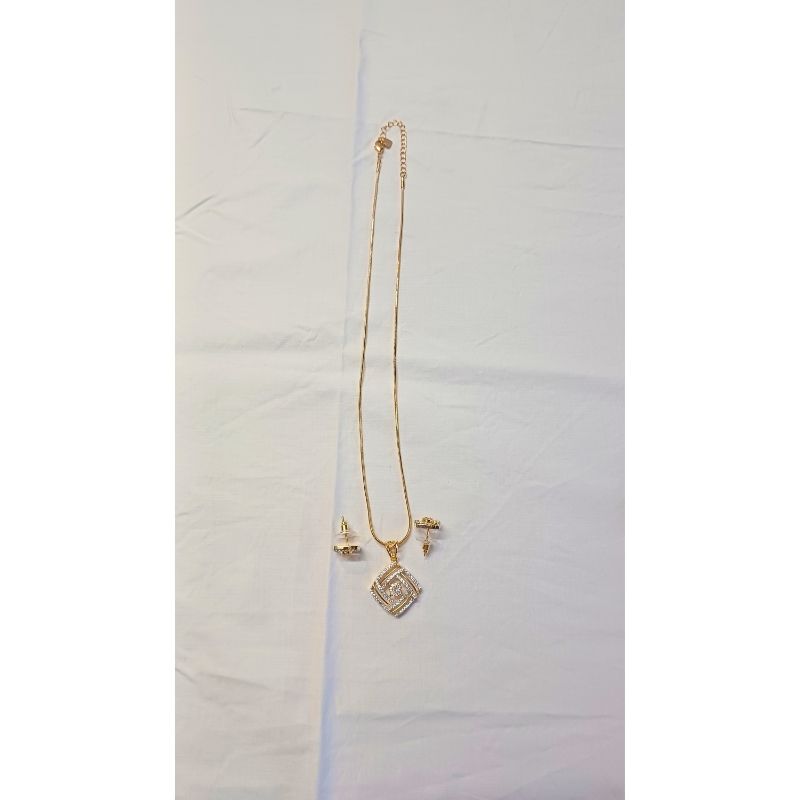 Gold Riddhi Diamond Pendant Set