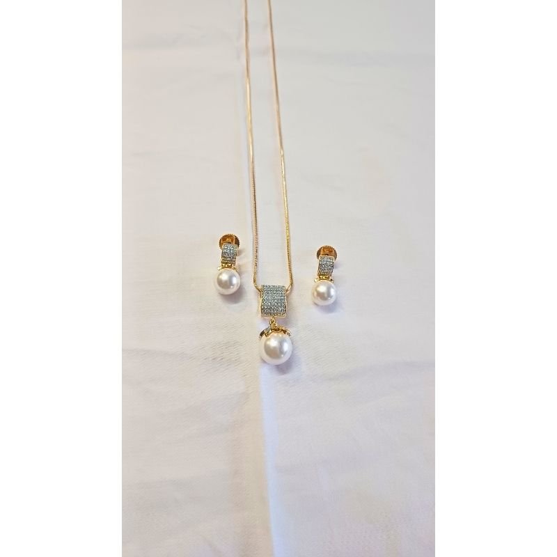 Gold Samora Diamond Pendant Set