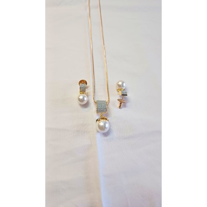 Gold Samora Diamond Pendant Set