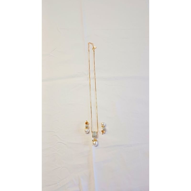 Gold Samora Diamond Pendant Set