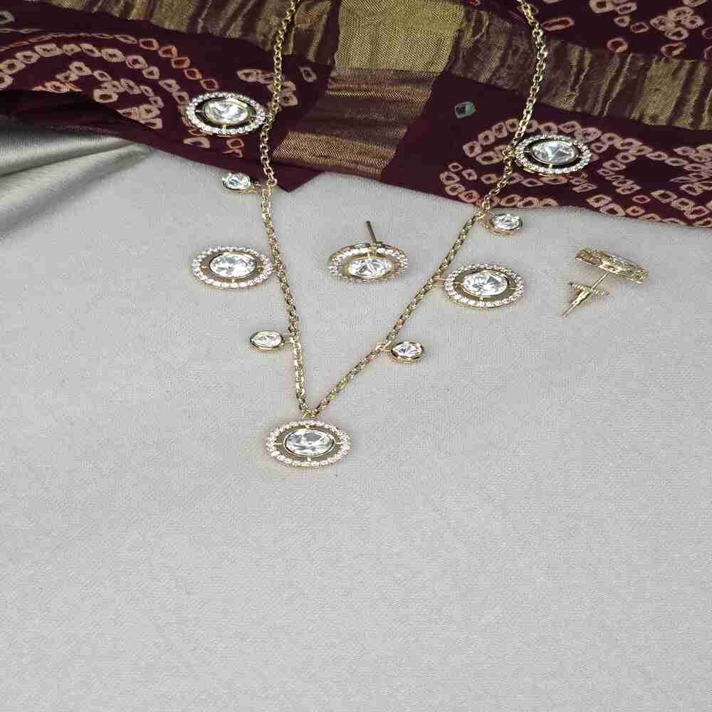 Gold Sansa Kundan Pendant Set