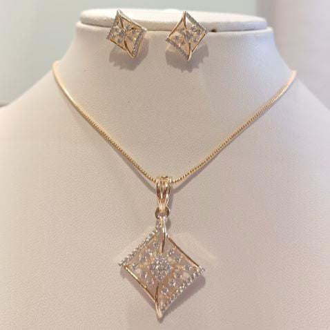 Gold Unnati Diamond Pendant Set