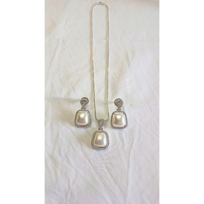 Silver Diva Diamond Pendant Set