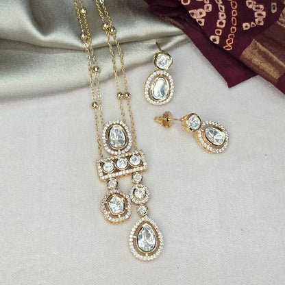 Gold Sitara Kundan Pendant Set